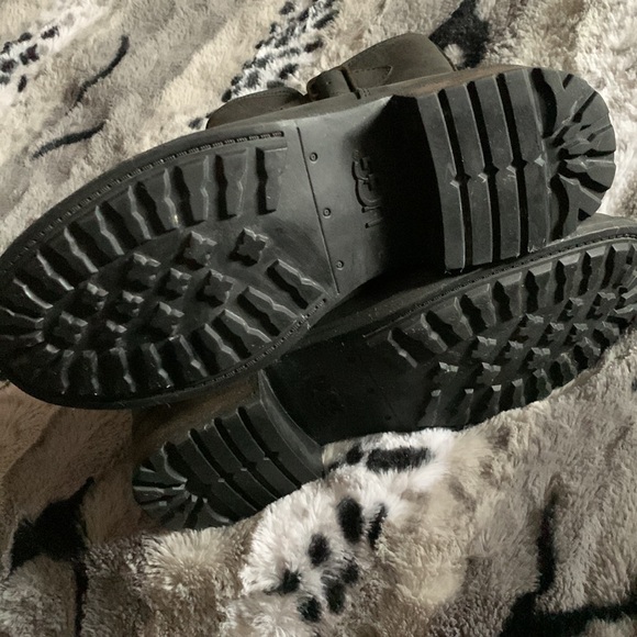 UGG Chaney Black Leather and Shearling Lined Boots - 8 - Picture 9 of 12